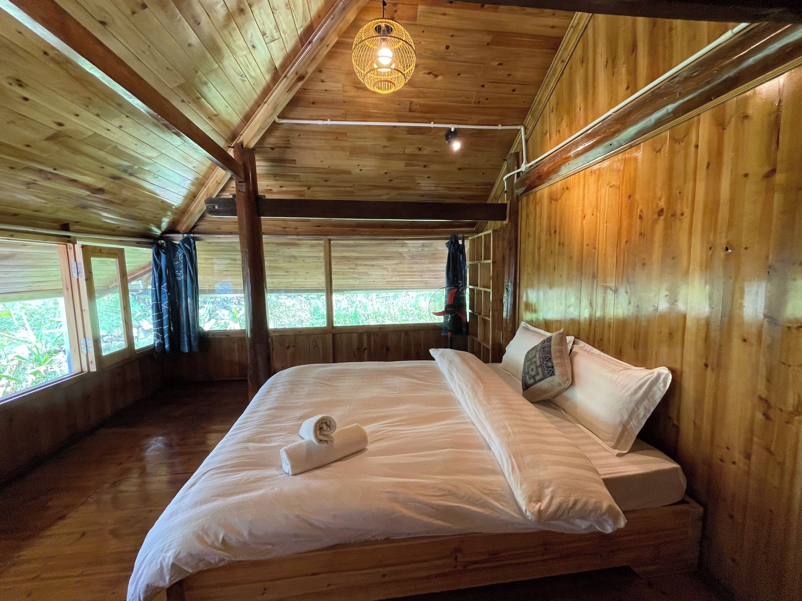 Camas com colchões de espuma com sistema de memória, escrivaninha