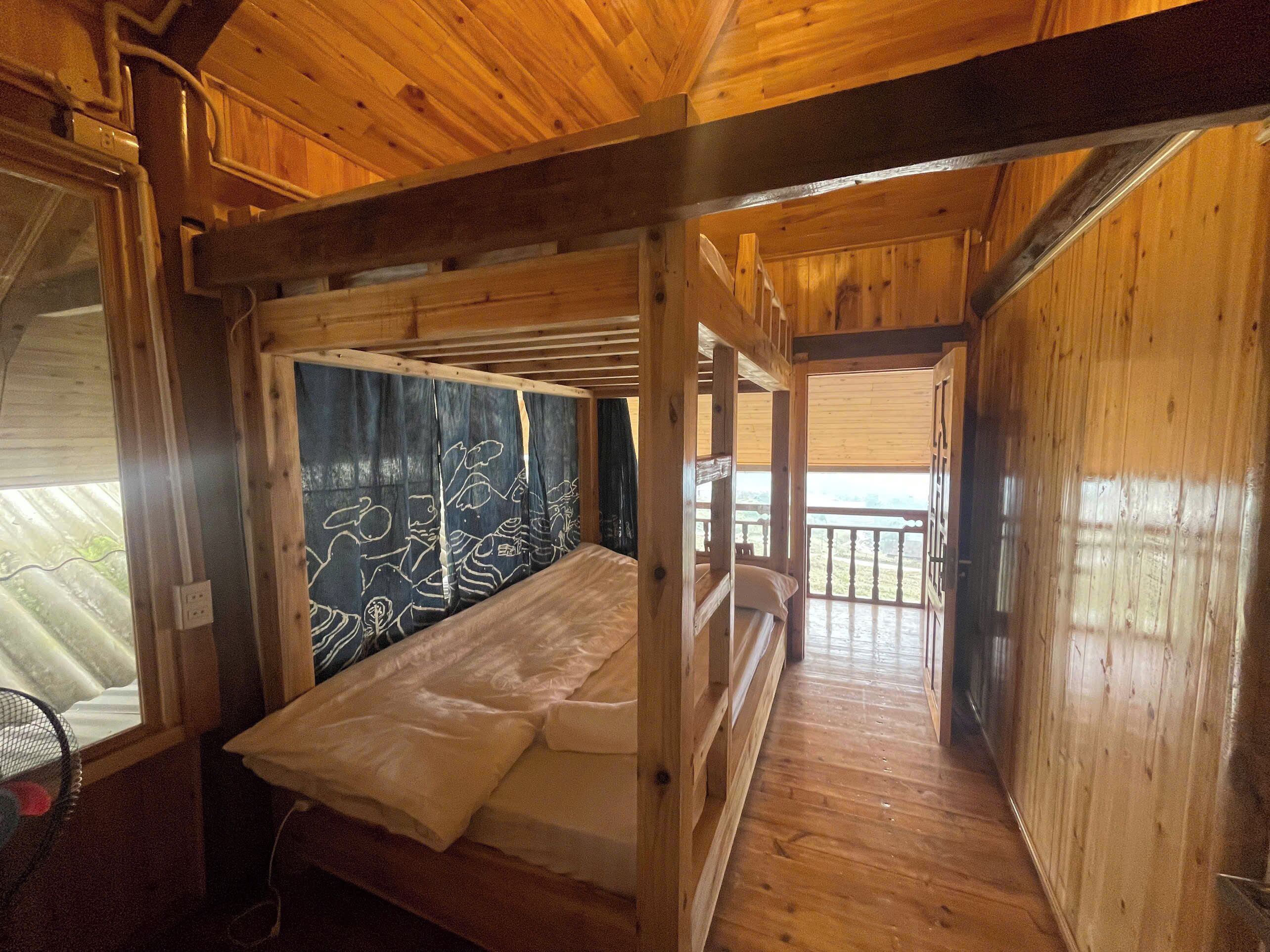 Dormitório compartilhado básico | Camas com colchões de espuma com sistema de memória, escrivaninha