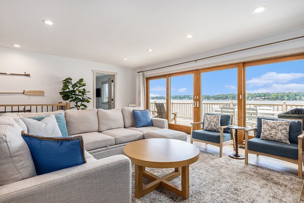 TV connectée, cheminée, jeux vidéo, baby-foot