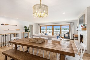 TV connectée, cheminée, jeux vidéo, baby-foot