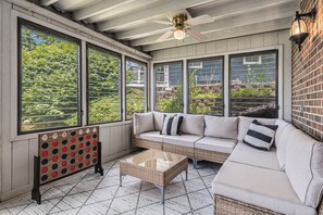 TV connectée, cheminée, jeux vidéo, baby-foot