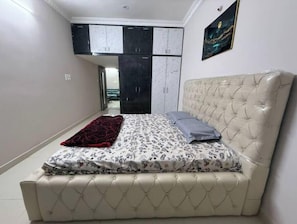 2 chambres, fer et planche à repasser, Wi-Fi, draps fournis
