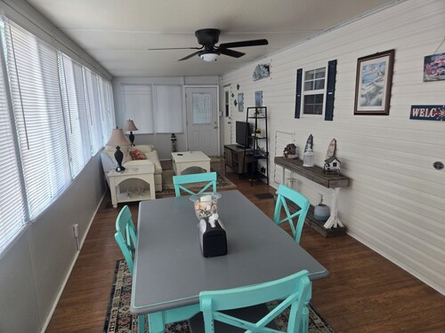 Cozy Park Model home in charming RV Park located in North Myrtle Beach