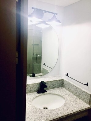 Shower, hair dryer, bidet, towels - lovely  3 bedroom condo with amenities (Las Piñas)
