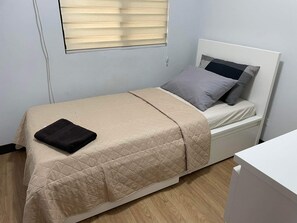 3 habitaciones, tabla de planchar con plancha, wifi y ropa de cama