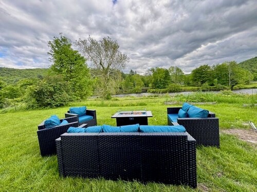 Spacious getaway with private river access minutes from ski area