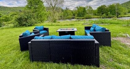 Spacious getaway with private river access minutes from ski area