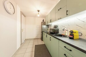 Réfrigérateur, micro-ondes, four, plaque de cuisson