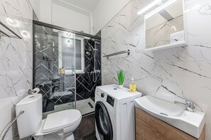 Douche, articles de toilette (gratuits), séchoir à cheveux