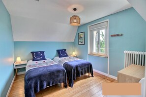 4 bedrooms, iron/ironing board, WiFi, bed sheets