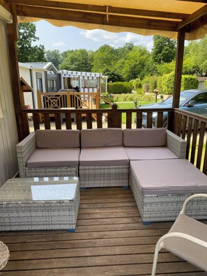 Terrace/patio - Rented 2-bedroom mobile home Heated indoor pool, tennis court, children's playground, wooded area (Nibelle)