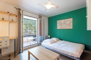 Iron/ironing board, WiFi, bed sheets