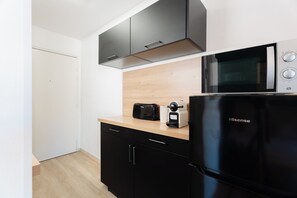 Fridge, microwave, stovetop, coffee/tea maker