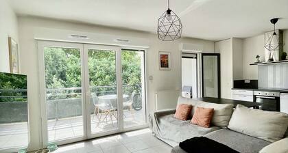 Apparently T3 + balcony Close to bus line and bike rental