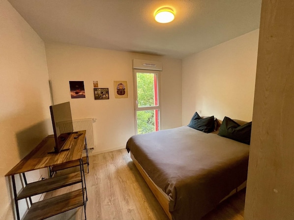 2 bedrooms, iron/ironing board, WiFi, bed sheets