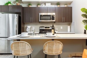 Microondas, horno, parrilla de estufa y lavavajillas 