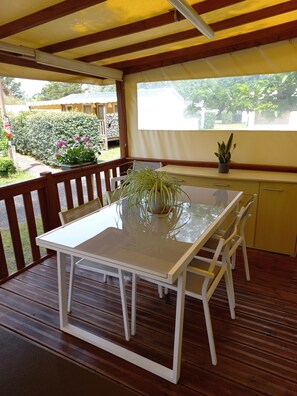 Outdoor dining - 3-bedroom mobile home in front of Lake Biscarosse/Parentis (Parentis-en-Born)