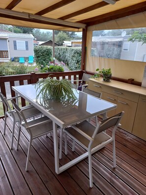 Outdoor dining - 3-bedroom mobile home in front of Lake Biscarosse/Parentis (Parentis-en-Born)