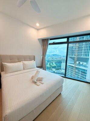 Apartamento familiar, balcón, vistas a la ciudad | Caja fuerte, sistema de insonorización, tabla de planchar con plancha