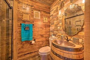 Douche, sèche-cheveux, serviettes fournies, savon