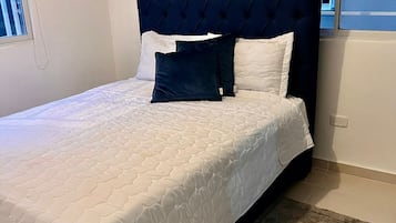 Tabla de planchar con plancha, wifi y ropa de cama
