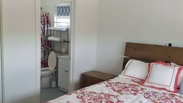 Tabla de planchar con plancha, wifi y ropa de cama