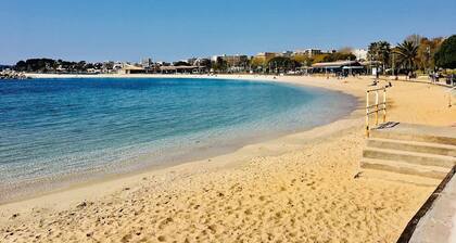 Beautiful villa, sleeps 10, a stone's throw from the Mourillon beach