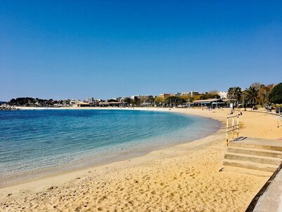 Beautiful villa, sleeps 10, a stone's throw from the Mourillon beach