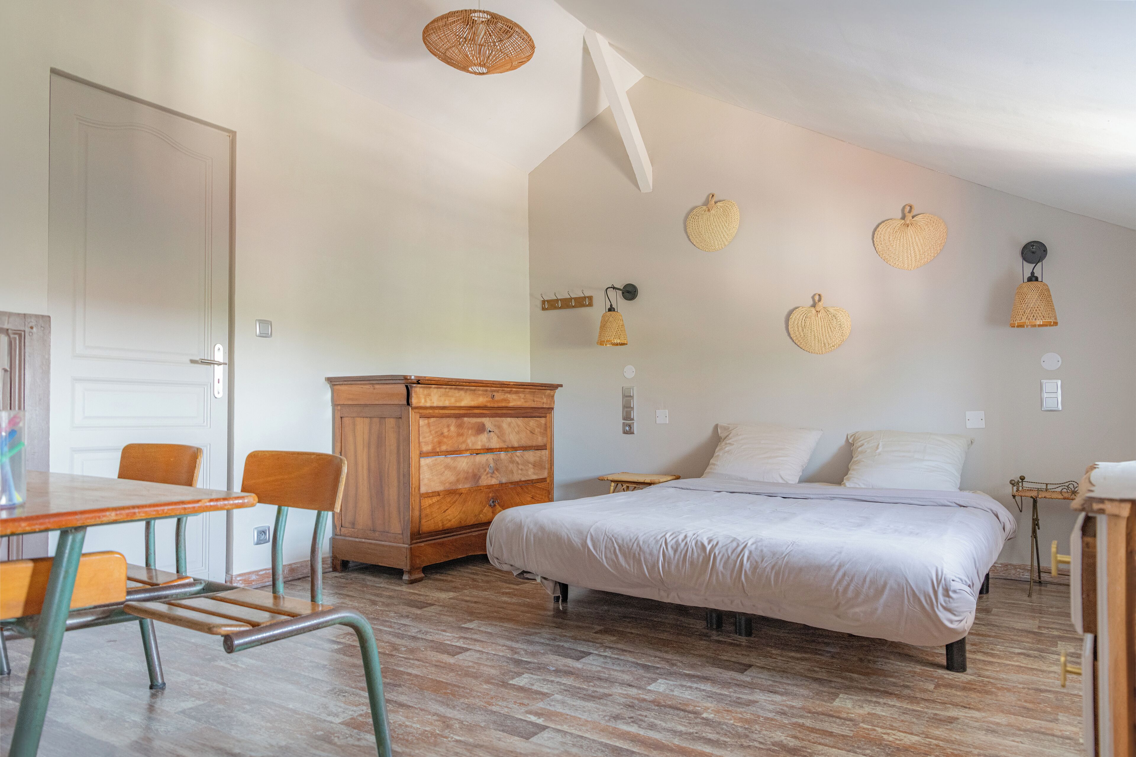 7 bedrooms, iron/ironing board, WiFi, bed sheets