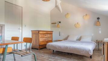 7 bedrooms, iron/ironing board, WiFi, bed sheets