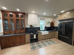 Microondas, horno, placa de cocina y lavavajillas