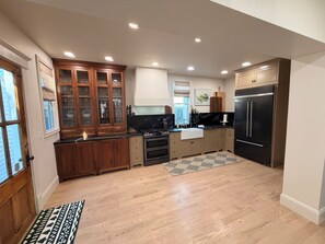 Een microgolfoven, een oven, een kookplaat, een vaatwasser