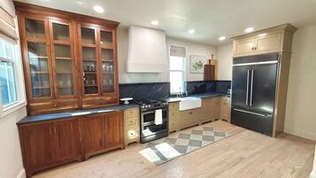 Microondas, horno, placa de cocina y lavavajillas