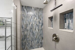 Shower, hair dryer, towels - Kamaole Sands 10-113: Ocean View, Ground Level, Renovated, Large Lanai, Split-AC (Kihei)