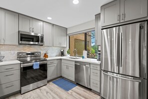 Refrigerador, microondas, horno, placa de cocina
