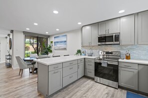 Refrigerador, microondas, horno, placa de cocina