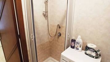 Dusche, Haartrockner, Bidet, Handtücher