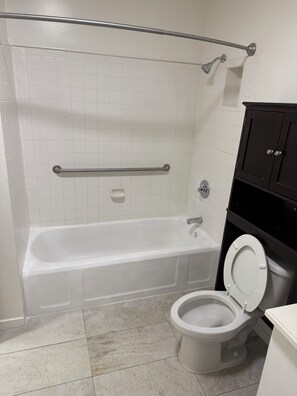 Sèche-cheveux, serviettes fournies, papier toilette