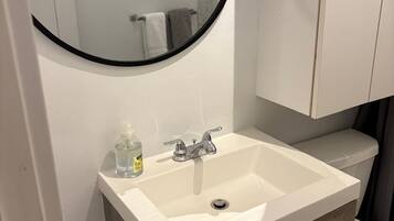 Secadora de cabello, toallas, jabón, papel de baño