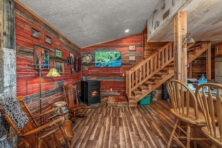 内装. Stay at The Barnhouse in Kuna - Rustic Retreat for Two with Fireplace Near Boise