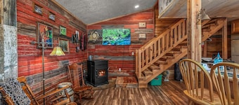 Stay at The Barnhouse in Kuna - Rustic Retreat for Two with Fireplace Near Boise