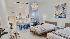 Een moderne hotelkamer met een groot bed, een bureau en een zithoek.