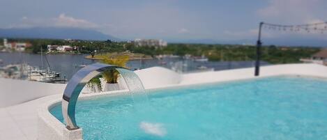 حمّام سباحة خارجي، حمّام سباحة مُدفَّأ