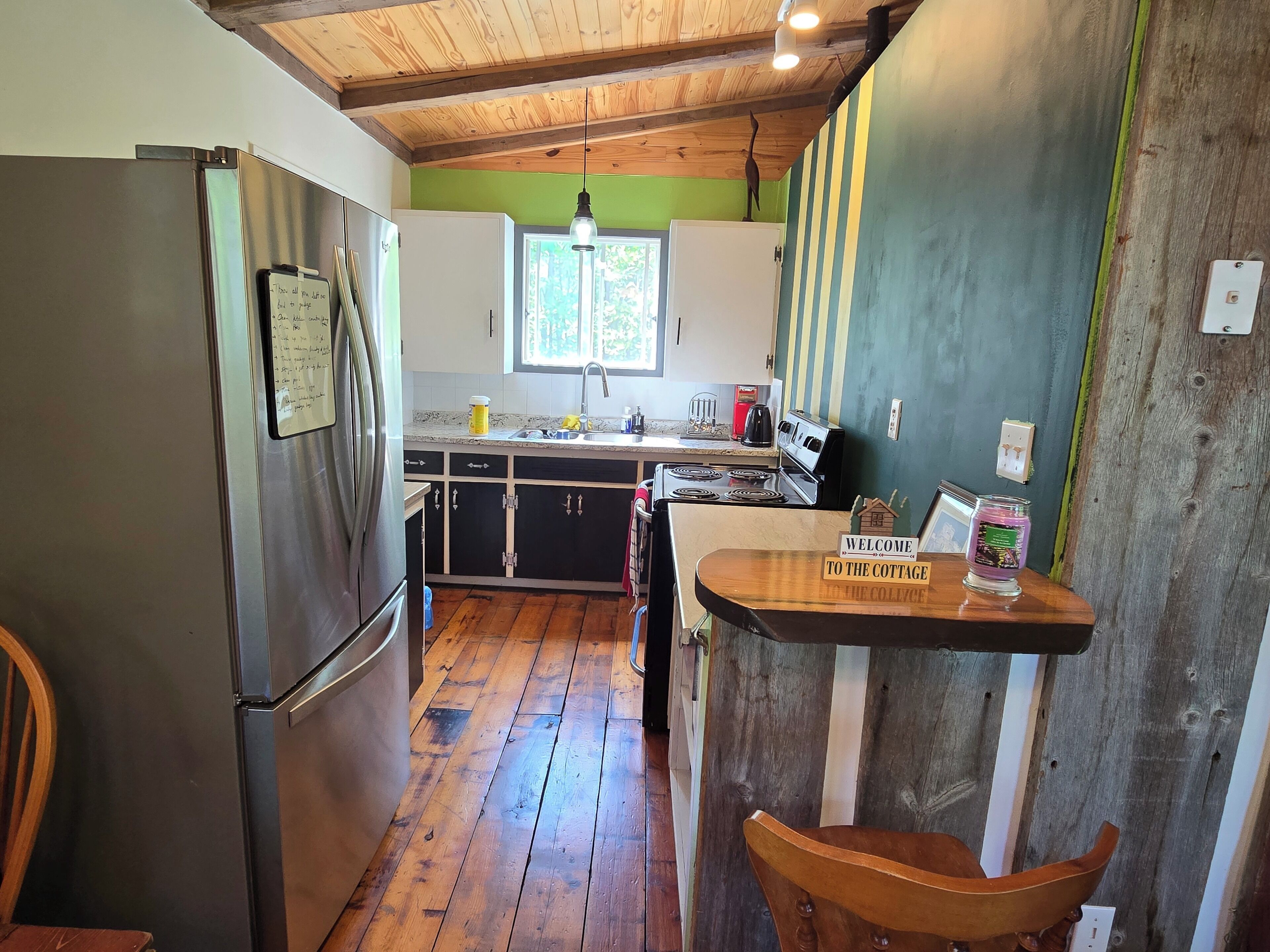 Microondas, horno, parrilla de estufa y toallas de papel 