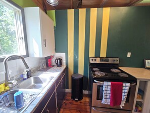 Microwave, oven, stovetop, paper towels - Cozy cottage w/fire pit &waterview, close to parlee beach and amenities. (Shédiac)