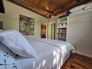 2 slaapkamers, een strijkplank/strijkijzer, wifi, beddengoed