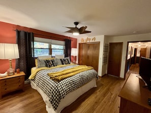 3 habitaciones, tabla de planchar con plancha y cuna de viaje