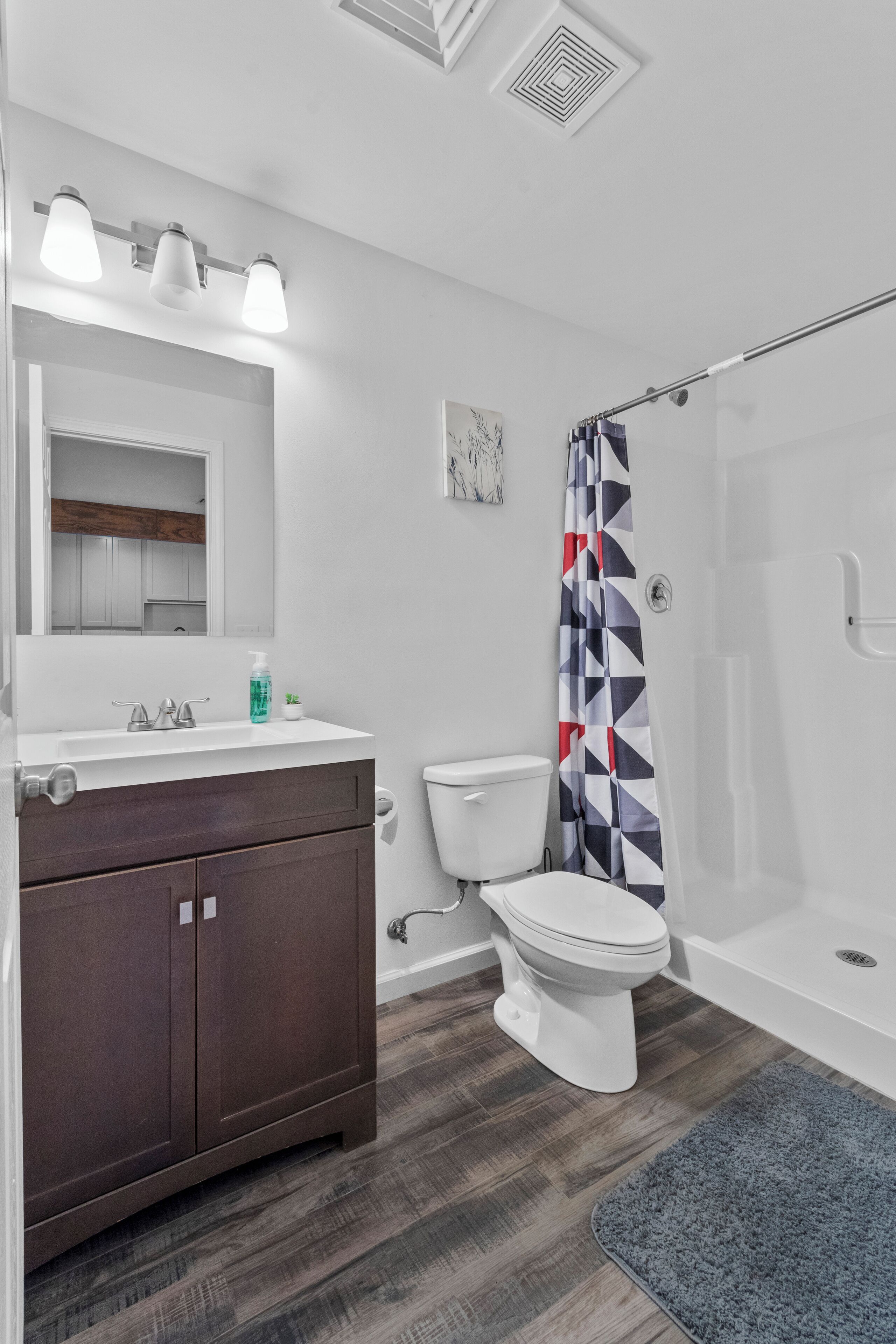 Douche, serviettes fournies, savon, papier toilette