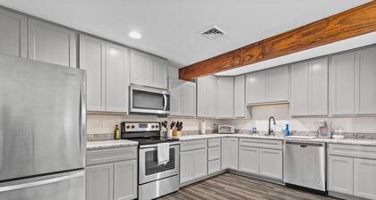 Modern Studio Apartment in the center of town, private parking & WIFI