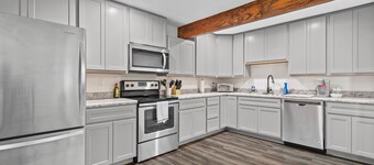 Modern Studio Apartment in the center of town, private parking & WIFI